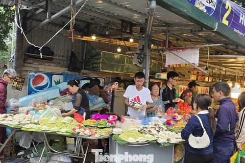 Hà Nội: Nhiều hàng quán tại các điểm di tích 'phơi trần' thực phẩm ăn liền