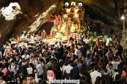 Chen chân đội lễ ở động Hương tích