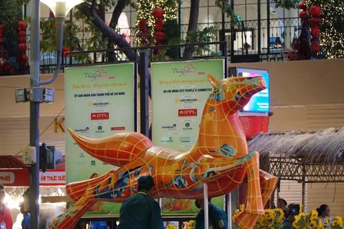 Hàng trăm công nhân tháo dỡ đường hoa Nguyễn Huệ giữa đêm