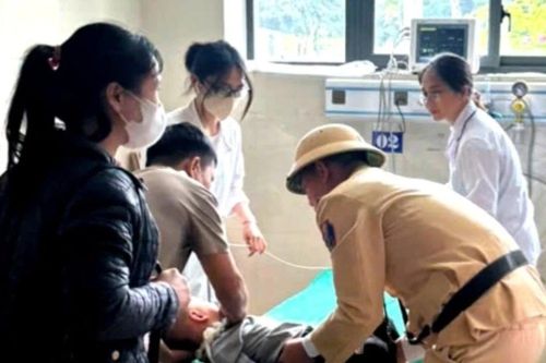 Cảnh sát giao thông mở đường đưa cháu bé bị co giật đi cấp cứu