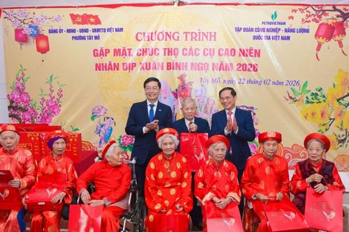 Phó Thủ tướng Bùi Thanh Sơn chúc Tết các cụ cao niên phường Tây Mỗ (Hà Nội)