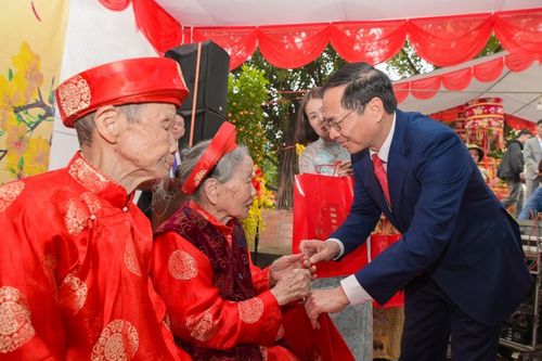Phó Thủ tướng Bùi Thanh Sơn chúc Tết các cụ cao niên phường Tây Mỗ (Hà Nội)