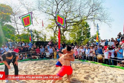 Tưng bừng hội vật làng Thủ Lễ