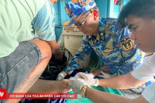 Nhà giàn DK1/10 cấp cứu kịp thời ngư dân bị nạn trên biển