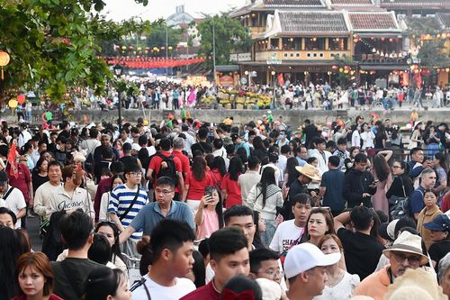 Biển người 'đổ bộ' phố cổ Hội An, chờ mỏi chân mới có ảnh check-in
