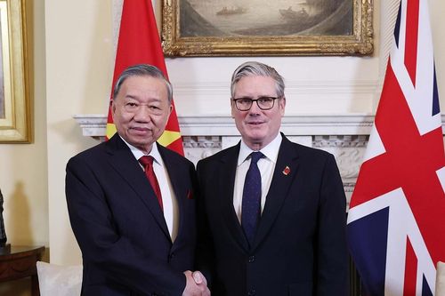 Đối ngoại ở vị thế chủ công