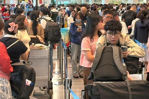 Tân Sơn Nhất lập kỷ lục lịch sử, đón gần 178.000 khách ngày cuối kỳ nghỉ Tết