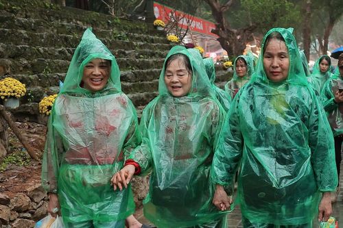 Du khách đội mưa, nườm nượp đổ về chùa Hương ngày khai hội