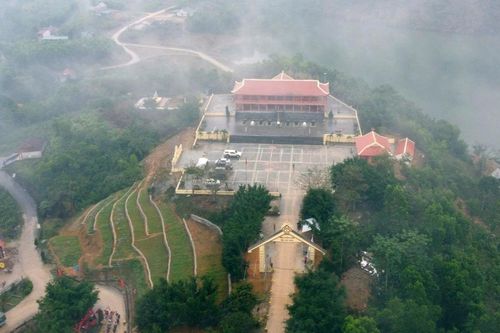 Huyền ảo ngôi đền 9 tượng trâu đá giữa đại ngàn xứ Thanh