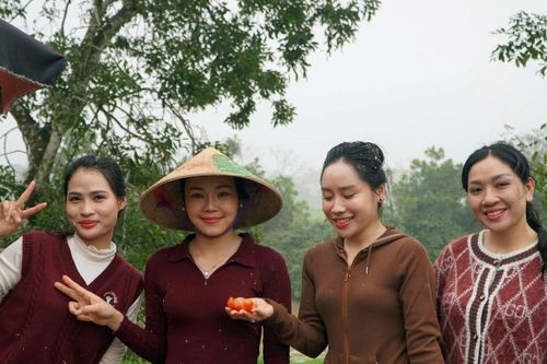 Phiên chợ 'ném cà chua' độc đáo ở Thanh Hóa: Càng ném nhiều, càng may mắn