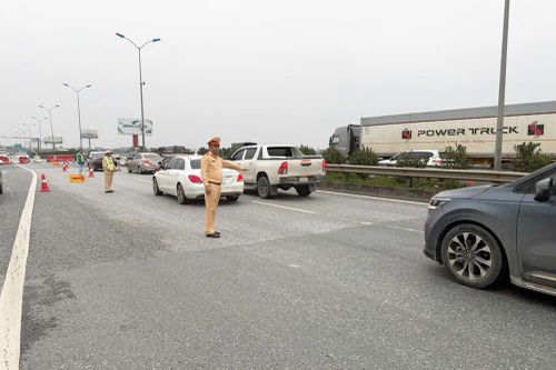 Ùn tắc cao tốc Pháp Vân - Mai Sơn, CSGT phân luồng cho xe đi ngược chiều về Hà Nội