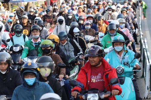 Trở lại TPHCM sau Tết, dòng người kẹt cứng 2km ở phà Cát Lái