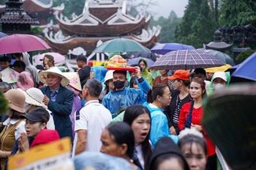 Nườm nượp du khách 'đội mưa' đổ về trẩy hội Chùa Hương