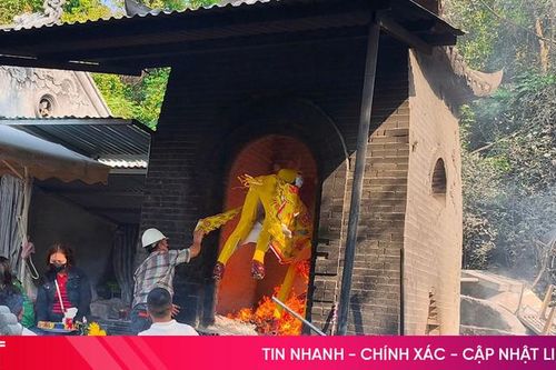 Nguy cơ cháy nổ từ việc đốt hương, vàng mã tại các đền, chùa đầu năm mới