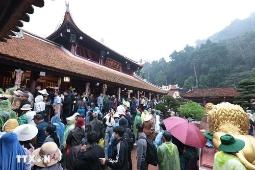 Khai hội Du lịch Chùa Hương 2026: Du khách nườm nượp đổ về dưới mưa Xuân