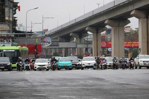 Người dân trở lại Hà Nội sau dịp nghỉ Tết, nhiều tuyến đường ùn tắc kéo dài