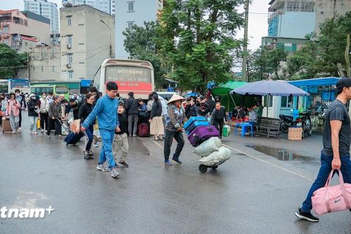 Bến xe cửa ngõ Thủ đô đông nghịt người dân trở lại sau kỳ nghỉ Tết