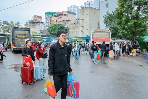Người dân ùn ùn trở về Thủ đô, bến xe đông đúc trong ngày cuối nghỉ Tết