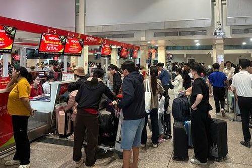 Lượng khách kỷ lục đổ về Tân Sơn Nhất, lưu ý cho hành khách đi lại