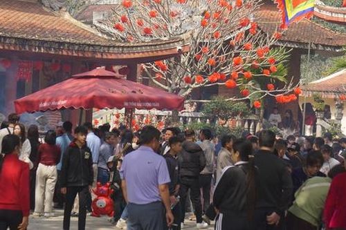 Biển người trẩy hội, chật kín đường vào Đền Cửa Đặt