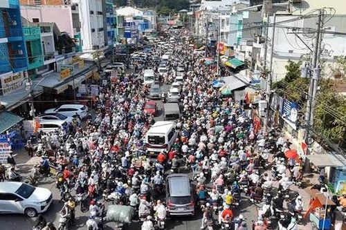 Biển người đổ về Miếu Bà Chúa Xứ Núi Sam đầu năm Bính Ngọ