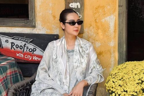 Huyền Lizzie thả dáng ở phố cổ ngày Tết