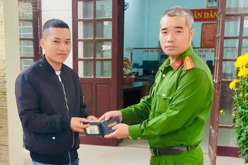 Nhặt được 'món đồ quý' mùng 3 Tết, người đàn ông tức tốc báo Công an
