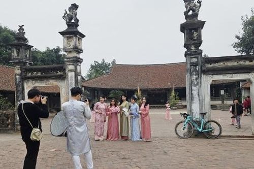 Làng cổ Đường Lâm thu hút giới trẻ đến trải nghiệm dịp đầu xuân