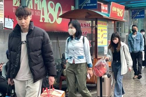 Ngày cuối kỳ nghỉ Tết, bến xe Mỹ Đình đón 'dòng' người trở lại Thủ đô