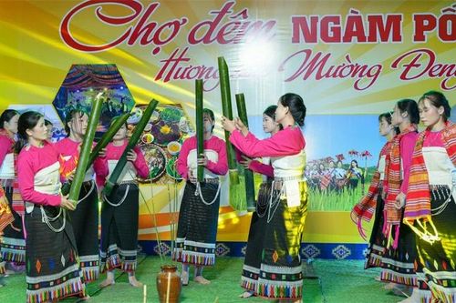 Sắc màu chợ đêm Ngàm Pốc