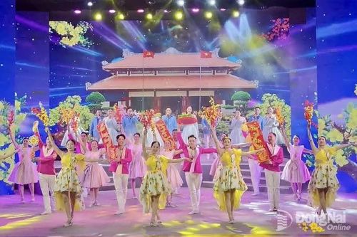 Người dân Đồng Nai vui xuân, đón Tết vui tươi, phấn khởi