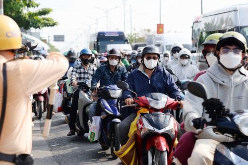 Mùng 6 Tết, lượng phương tiện lưu thông tăng đột biến, ùn ứ trên Quốc lộ 1