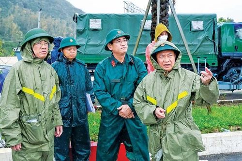 Hết lòng vì dân