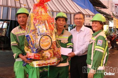 Những người làm việc xuyên Tết
