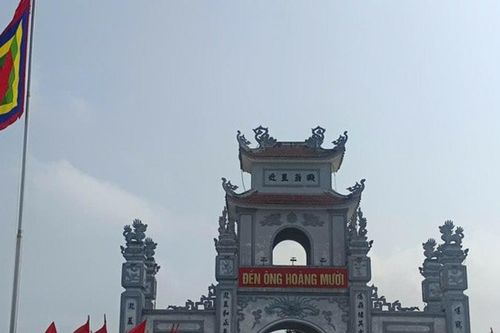 Nghệ An: Hàng vạn người đổ về đền ông Hoàng Mười cầu bình an đầu năm Bính Ngọ