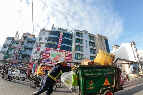 Những người lặng lẽ xuyên đêm làm đẹp phố phường Đà Lạt xanh- sạch- đẹp