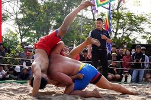 Thưởng lãm những đòn thế đẹp mắt tại hội vật làng Thủ Lễ
