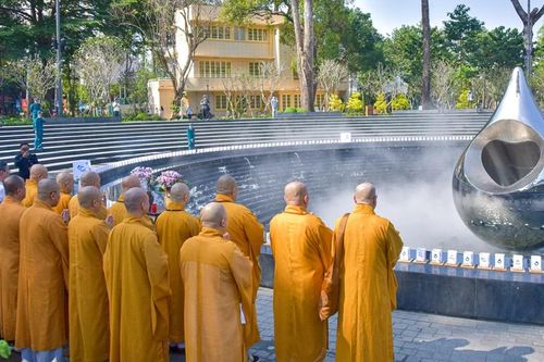 Phật giáo TP.HCM tưởng niệm đồng bào tử vong vì Covid-19 tại Công viên số 1 Lý Thái Tổ đầu năm Bính Ngọ
