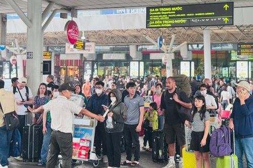 Khách qua sân bay Tân Sơn Nhất đông kỷ lục ngày cuối nghỉ Tết