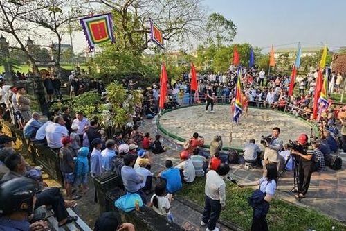 Người dân, du khách Huế nô nức xem hội vật truyền thống ở làng Thủ Lễ
