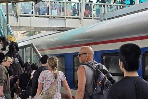 Hàng chục nghìn người trở lại Hà Nội sau Tết, ga tàu nhộn nhịp suốt ngày đêm