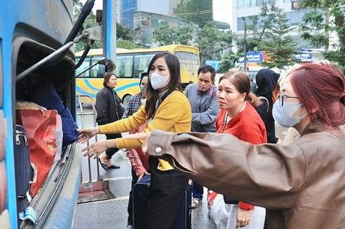 Người dân đội mưa gió hối hả trở lại Thủ đô chiều mùng 6 Tết