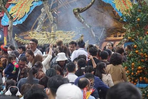 Nhiều khu du lịch tâm linh ở Thanh Hóa hút khách đầu năm