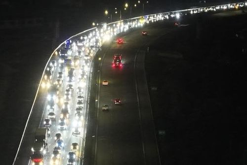 Đóng chiều ra trên một số tuyến cao tốc, ưu tiên cho các phương tiện quay lại thành phố