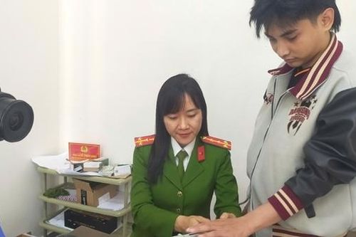 Làm việc xuyên Tết phục vụ người dân làm căn cước, định danh điện tử