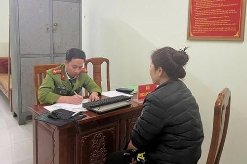 Công an làm việc với người phụ nữ thu tiền đỗ xe trên đường vào đền Cô Chí Mìu