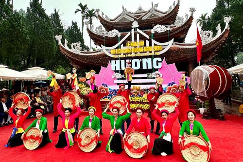 Mưa xuân ngày khai hội chùa Hương năm 2026