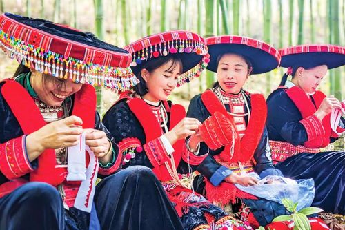 Giữ hồn dân tộc qua từng nếp áo truyền thống