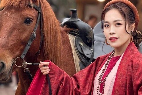 Căn nhà ngập đầy sắc xuân của BTV VTV là con gái của nữ NSND nổi tiếng, còn trưng loại hoa quý hiếm