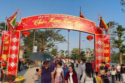 Tấp nập du khách về Đền Ông Hoàng Mười đầu năm mới